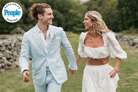 Inside Olympic Swimmer Elizabeth Beisels Wedding to Jack。